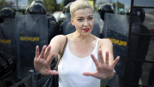 <p>Maria Kolesnikowa gestikuliert vor einer Polizistenbarrikade.</p>