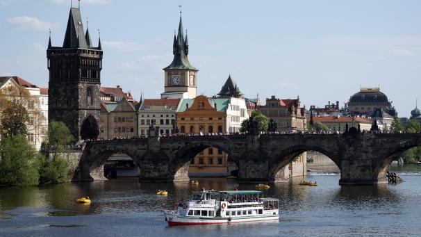 <p>Sehenswürdigkeiten wie die Prager Karlsbrücke locken immer mehr Besucher nach Tschechien.</p>