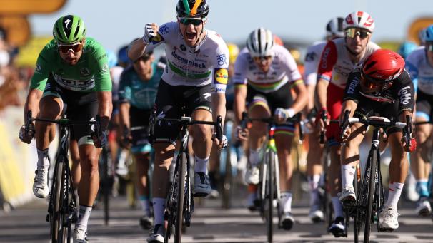 <p>Sam Bennett freut sich über seinen Etappensieg. Links von ihm Peter Sagan, der sein Grünes Trikot an Bennett verlor, rechts Caleb Ewan, der auf dem zweiten Platz landete.</p>