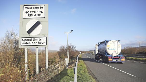 <p>Straßenschild mit der Aufschrift „Willkommen in Nordirland“ an der Grenze zwischen Nordirland und der Republik Irland. Die Vermeidung einer harten Grenze ist ein heikler Punkt bei den Verhandlungen.</p>