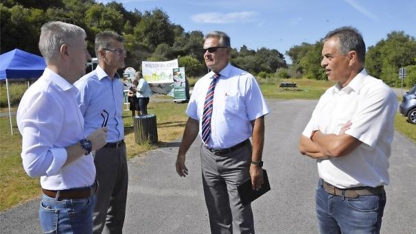 <p>Rudolf Westerburg (ganz rechts) ist seit elf Jahren Bürgermeister in Hellenthal und stellt sich am Sonntag zur Wiederwahl. In Dahlem bewirbt sich Jan Lembach (2.v.l.) um eine weitere Amtszeit. Der langjährige Landrat des Kreises Euskirchen, Günter Rosenke (2.v.r.), zieht sich unterdessen aufs politische Altenteil zurück. Das Archivbild zeigt die Politiker im Gespräch mit Büllingens Bürgermeister Friedhelm Wirtz (ganz links).</p>