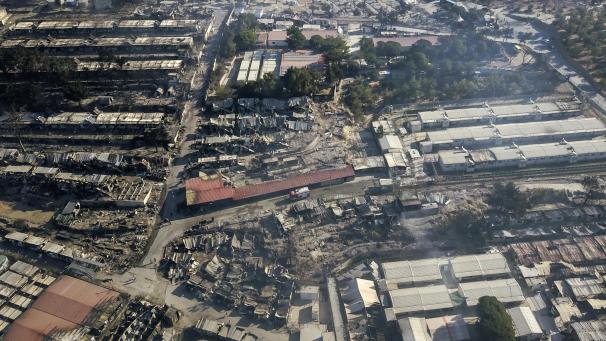 <p>Ein Blick auf das niedergebrannte Flüchtlingslager in Moria.</p>