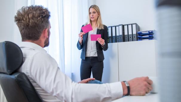 <p>Abstand halten: In Corona-Zeiten gilt es den richtigen Umgang mit den Arbeitskollegen zu finden.</p>