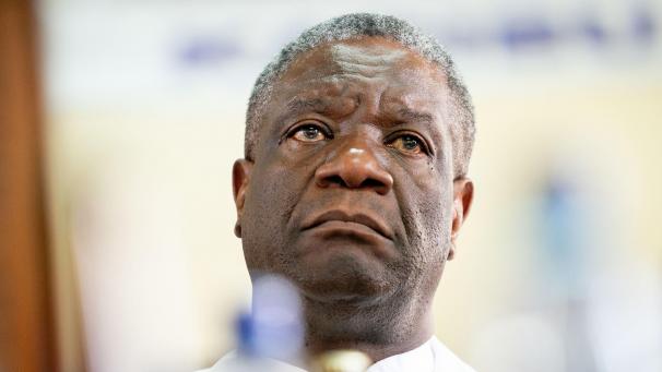 <p>Denis Mukwege, Arzt und Friedensnobelpreisträger, nimmt an einer Präsentation in seinem Krankenhaus teil. Mukwege setzt sich für Mädchen und Frauen ein, die Opfer sexualisierter Kriegsgewalt wurden. Das UN-Menschenrechtsbüro macht sich große Sorgen um die Sicherheit des kongolesischen Friedensnobelpreisträgers Denis Mukwege.</p>