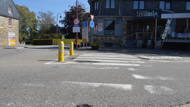 <p>Der Zebrastreifen an der Esscobar in Bütgenbach ist derzeit kaum sichtbar.</p>