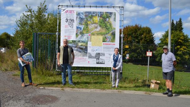 <p>Karin Messerich, Lorenz Paasch, Anny Mathey und Klaus-Dieter Klauser (v.l.n.r.) präsentieren stellvertretend für die Bürgerinitiative das neue Infoplakat.</p>