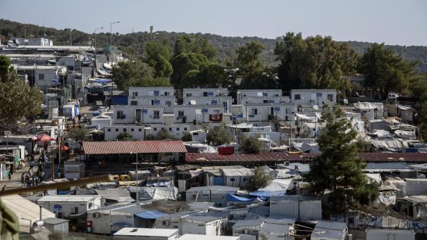 <p>Dass in dem Flüchtlkingslager Moria - wie in anderen ähnlichen Einrichtungen in den südlichen Ländern Europas auch - unmögliche Zustände herrschen, ist seit vielen Jahren bekannt. Eine Lösiung des Problems wurde aber immer wieder auf die lange Banl geschoben. Bis jetzt die Katastrophe ausbrach. Unser Foto zeigt das Lager kurz vor dem verheerenden Brand.</p>