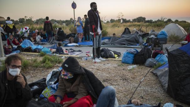 <p>Ohne Dach über dem Kopf: Menschen lagern am Rande einer Straße in der Nähe des ausgebrannten Flüchtlingslagers Moria. Mehrere Brände haben das Lager fast vollständig zerstört.</p>
