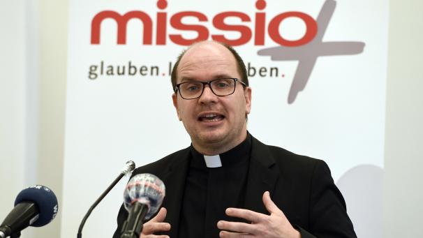 <p>Pfarrer Dirk Bingener, Präsident des Internationalen Katholischen Missionswerkes missio Aachen, stellt bei einer Pressekonferenz die Ergebnisse einer Umfrage zum Missbrauch an Ordensschwestern durch Kleriker in Afrika, Asien und Ozeanien vor.</p>