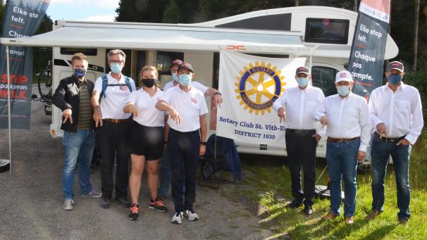 <p>Gruppenfoto am Kreisverkehr „Panzer“ in Elsenborn (v.l.n.r.): Bügermeister Daniel Franzen, Jos R. Thomas, Emma Degraeve, Wouter Degraeve, Frank Weinand, Erwin Franzen, Jean-Louis Prignion und Philippe Brüls vom Rotary-Club St.Vith-Eifel.</p>