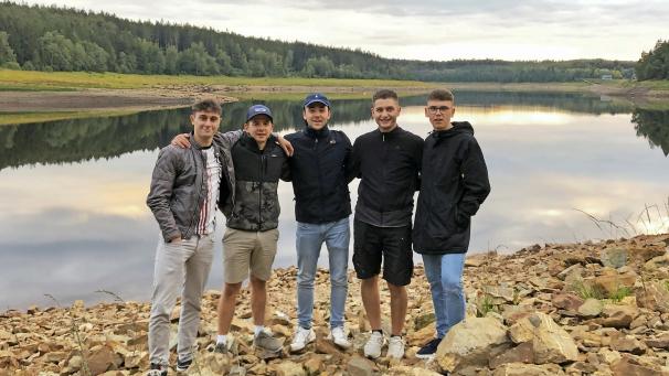 <p>Von links: Die „Ruenetje“-Gründer Loic Marbaise, Mats Kever, Jakob Bohn und Cédric Voell bei einem Zwischenstopp an der Eupener Talsperre. Begleitet wurden sie von William Heeren.</p>