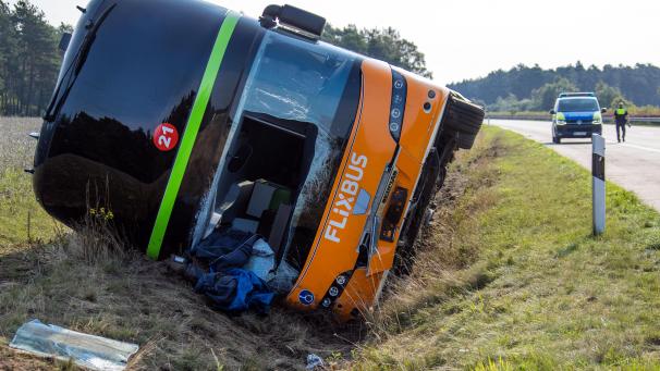 <p>Der 47 Jahre alte tschechische Fahrer kam laut Polizei um 5.45 Uhr mit dem Doppelstockbus nach rechts von der Fahrbahn ab und kippte auf die rechte Seite.</p>