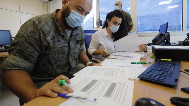 <p>Militärangestellte arbeiten in Palma de Mallorca an der Verfolgung und Überwachung von Corona-Fällen.</p>