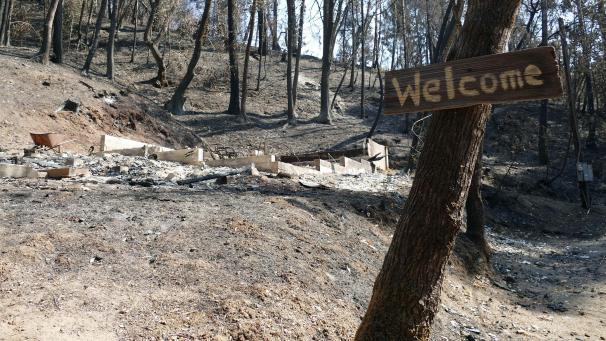 <p>Ein Schild mit der Aufschrift Welcome erinnert an die Einfahrt eines Hauses entlang der Strasse Mill Creek Road. Die Region war von dem am 17. August ausgebrochenen LNU-Lightning-Complex-Feuer schwer betroffen.</p>