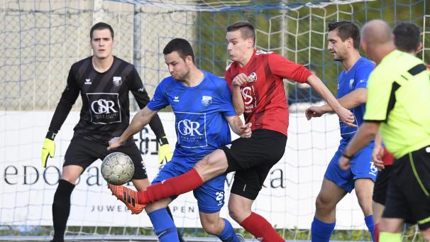 <p>Daniel Henkes (am Ball) traf erneut per Hattrick für Honsfeld.</p>