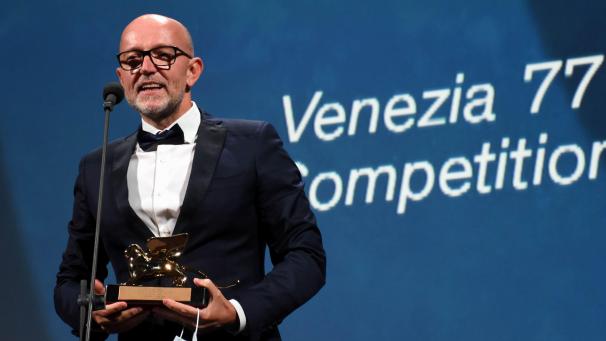 <p>Davide Romani, italienischer Disney-Direktor, nimmt den Goldenen Löwen für den besten Film stellvertretend für Chloe Zhao entgegen.</p>