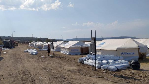 <p>Die griechischen Behörden haben auf Lesbos mit der Errichtung eines provisorischen Zeltlagers begonnen.</p>