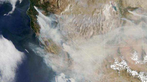 <p>Die Satellitenaufnahme zeigt Rauchwolken über dem US-Bundesstaat Kalifornien, die auch in die angrenzenden Bundesstaaten ziehen.</p>
