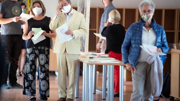 <p>Armin Laschet (CDU, M), Ministerpräsident von Nordrhein-Westfalen, und seine Frau Susanne (l) warten in Aachen im Wahllokal auf die Stimmabgabe.</p>