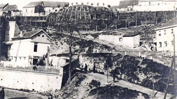 <p>Der damalige „Moorenhügel“ wurde durch Aufschüttung und Modellierung des Haasbergs ab 1883 zum Terrassenpark gestaltet. Die Holzpalisaden hielten dem Druck jedoch nicht stand und brachen 1886 ein.</p>