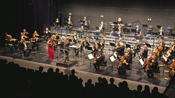 <p>Im Vorfeld des Konzertes hatte es einige Änderungen gegeben. Auch mussten die Musiker auf der Bühne Abstand halten bzw. hinter Plexiglasscheiben musizieren.</p>