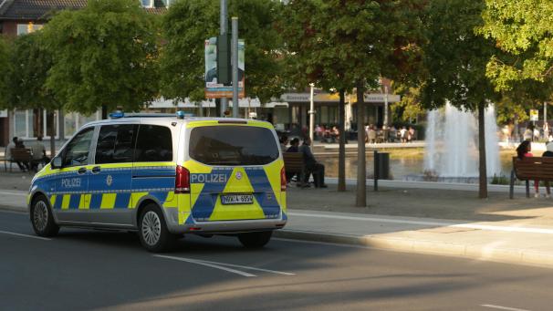 <p>Ein Polizei Fahrzeug fährt am Bastinsweiher im Ortskern von Stolberg vorbei. Nach einer mutmaßlich islamistisch motivierten Attacke in dem Ort bei Aachen ist ein Verdächtiger festgenommen worden.</p>