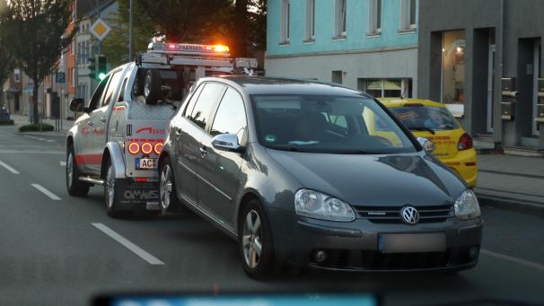 <p>Stolberg: Ein VW Golf wird abgeschleppt. In dem Fahrzeug saßen nach Zeugenaussage zwei Männer, die von einem MEK der Polizei festgenommen wurden. Dabei soll es sich um einen Mann gehandelt haben, der eine möglicherweise islamistisch motivierte Attacke gegen einen Autofahrer ausgeführt hatte. In der Stadt war in der Nacht ein Autofahrer niedergestochen und schwer verletzt worden.</p>