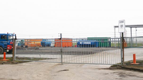 <p>Durch diesen Zaun kamen die Täter auf das Rollfeld.</p>