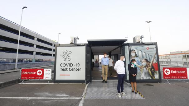 <p>Das Testzentrum befindet sich vor dem Eingang der Abflughalle.</p>