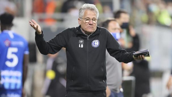 <p>Gents Trainer Laszlo Bölöni nach dem Schlusspfiff in Eupen: Der rumänische Routinier war mit seinem Latein am Ende und wurde am Montagnachmittag prompt entlassen.</p>
