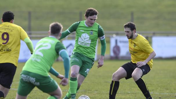 <p>Spektakulärer Saisonstart für Simon Loozen (am Ball) und Kelmis B.</p>