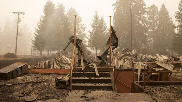 <p>Allein in zehn Bundesstaaten, darunter Kalifornien, Oregon und Washington, verwüsteten 87 große Feuer mehr als 18 600 Quadratkilometer Land.</p>