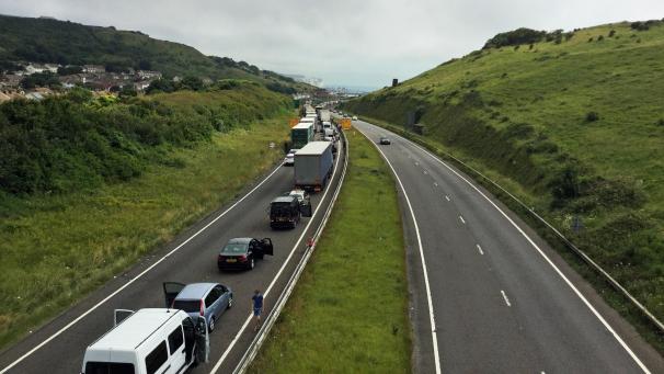 <p>Die Abbildung zeigt eine große Schlange von Fahrzeugen aufgrund von verschärften Grenzkontrollen in Dover.</p>