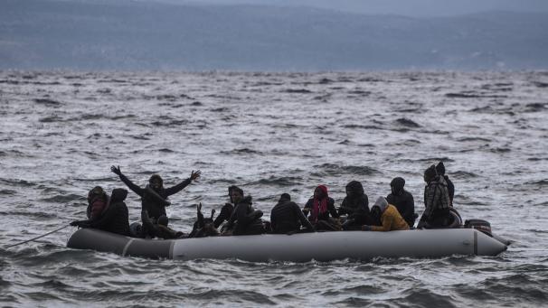 <p>2020, Griechenland, Lesbos: Migranten aus Afrika kommen in einem Schlauchboot am Strand des Dorfes Skala Sikamias auf Lesbos aus der Türkei an.</p>