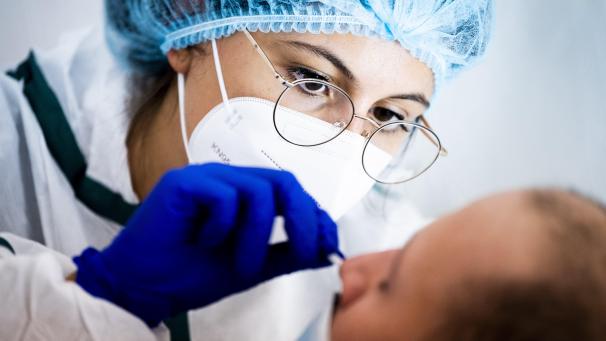 <p>Die PCR-Methode kommt bei vielen medizinischen und forensischen Zwecken zum Einsatz, beispielsweise für einen Vaterschaftstest oder die Diagnose der Influenza-Grippe. Da ein PCR-Test DNA analysiert, kann er auch Viren, einschließlich Sars-Cov-2, nachweisen.</p>