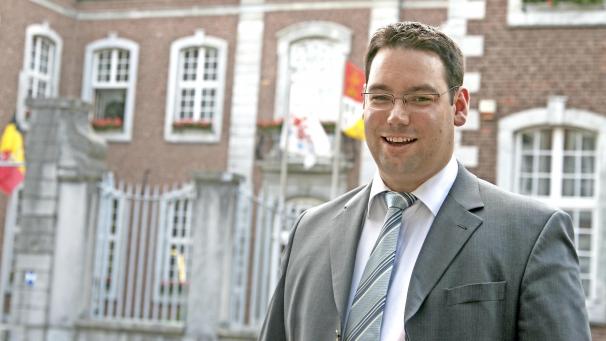 <p>2009 wird ein politischer Newcomer Minister: Harald Mollers als designierter Gesundheits- und Sozialminister vor elf Jahren vor dem Regierungsgebäude in Eupen.</p>