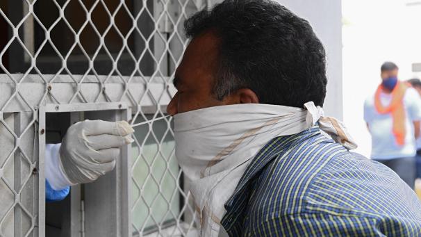 <p>Indien testet inzwischen generell mehr auf Corona als zuvor, aber pro Kopf ist die Testrate in dem 1,3 Milliarden-Einwohner-Land noch deutlich niedriger als in vielen anderen Ländern.</p>