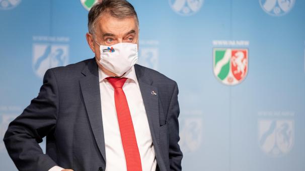<p>Herbert Reul (CDU), Innenminister von Nordrhein-Westfalen, kommt im Innenministerium zu einer Pressekonferenz zu den aufgedeckten rechtsextremen Chat-Gruppen in Nordrhein-Westfalen mit Beteiligung von Polizistinnen und Polizisten aus Nordrhein-Westfalen.</p>