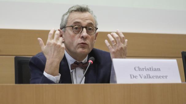<p>Der Lütticher Generalprokurator Christian de Valkeneer bei der Anhörung im Parlament.</p>