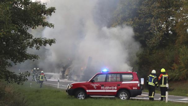 <p>Das Feuer griff recht schnell auf die gesamte Ladung über. Der Sachschaden wird auf 45.000 Euro geschätzt.</p>