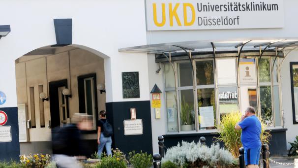 <p>Der IT-Ausfall an der Düsseldorfer Uni-Klinik beruht nach Angaben der Landesregierung auf einem Hacker-Angriff mit Erpressung. Die Staatsanwaltschaft ermittelt inzwischen auch wegen fahrlässiger Tötung, da eine Patientin in ein Wuppertaler Krankenhaus umgeleitet werden musste - und starb.</p>