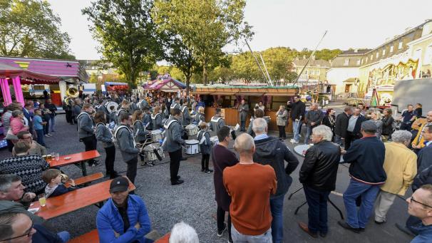 <p>Viele Unterstädter statten der Kirmes nicht der Fahrgeschäfte, sondern der Geselligkeit wegen einen Besuch ab. Hier ein Bild aus besseren Tagen.</p>