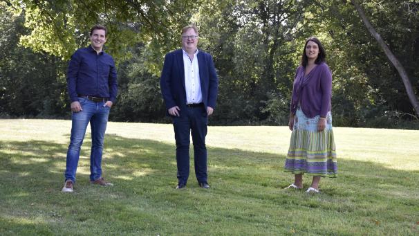 <p>Die Ecolo-Fraktionsmitglieder Andreas Jerusalem, Freddy Mockel und Inga Voss (von links) am Donnerstagmittag vor dem Parlament. Bei ihren Prioritäten und ihrer Herangehensweise wollen sich die Grünen treu bleiben.</p>