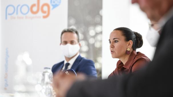 <p>Berührt nahm Lydia Klinkenberg die Nominierung als neue Bildungsministerin der DG durch ProDG an.</p>