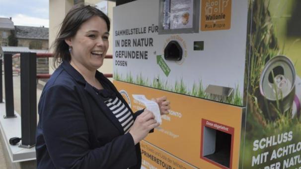 <p>Die Bütgenbacher Schöffin Nadia Sarlette zeigt, wie der Automat funktioniert.</p>