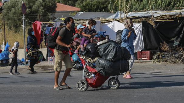 <p>Nach dem Brand im Lager Moria hat die griechische Polizei am Donnerstag hunderte obdachlose Flüchtlinge zu dem umstrittenen, neuen Übergangslager auf der Insel Lesbos gebracht.</p>