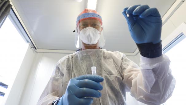 <p>Mit dem Wattestäbchen in die Nase: Täglich werden in Belgien rund 30.000 Corona-Tests durchgeführt.</p>