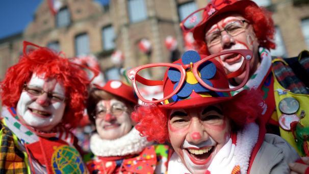 <p>Clowns feiern in Düsseldorf beim Rosenmontagszug.</p>