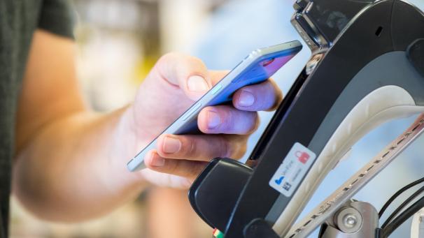 <p>Ein Smartphone wird an ein Kassenterminal gehalten. Mit der entsprechenden App kann man so bezahlen.</p>