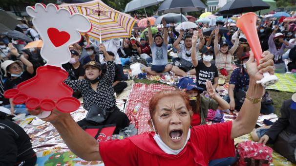 <p>Pro-demokratische Aktivisten rufen während eines Protests an der Thammasat-Universität Parolen.</p>